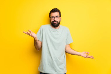 Sakal ve yeşil gömlek ile adam mutsuz ve bir şey anlamıyorum çünkü bir şey ile hayal kırıklığına