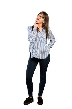 Kadın tam uzunlukta atış ararken bir fikir düşünce gözlüklü