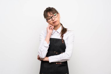 Önlük düşünce ile genç kadın