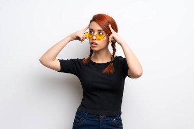 Şüpheleri ve düşünme beyaz duvar genç Kızıl saçlı kadın