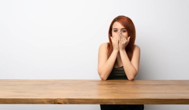 Resepsiyon çok gülümseyen adlı genç Kızıl saçlı kadın
