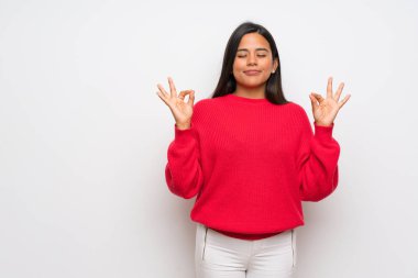 Zen poz kırmızı kazaklı genç Kolombiya kız