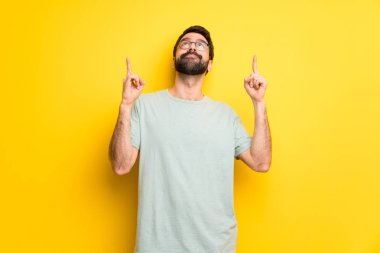Adam harika bir fikir işaret parmağı ile işaret sakallı ve yeşil gömlek ile