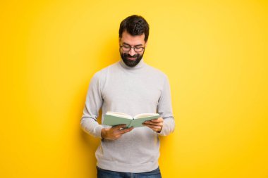 Adam sakal ve bir kitap ve okuma zevk balıkçı yaka