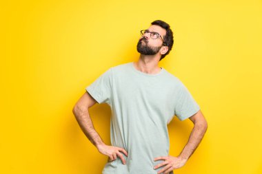 Sakal ve yeşil gömlek ile adam ciddi yüz ile bakıyor