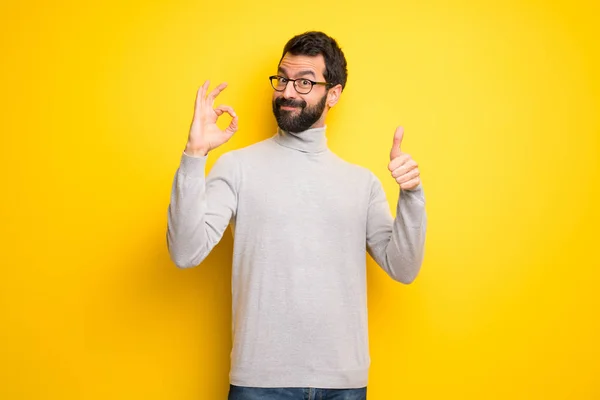 Homme Avec Barbe Col Roulé Montrant Signe Avec Donnant Geste — Photo