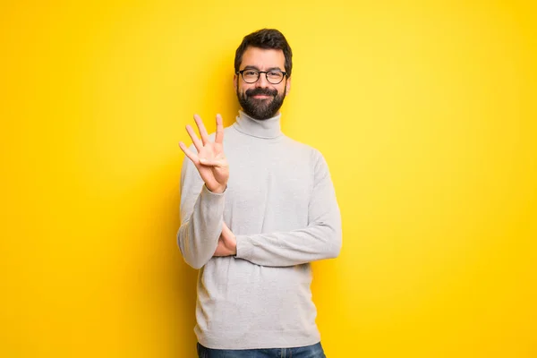 Человек Бородой Водолазкой Счастлив Считает Четверых Пальцами — стоковое фото