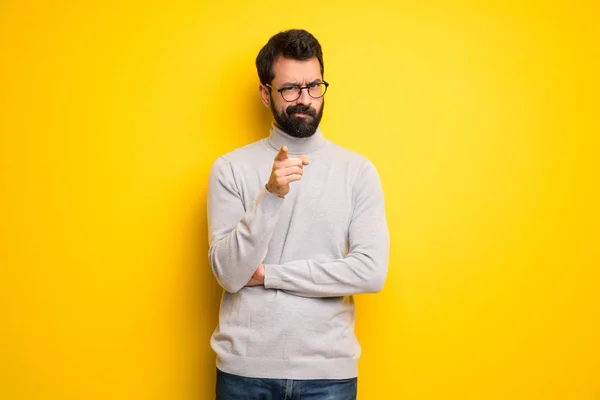 Hombre Con Barba Cuello Alto Frustrado Apuntando Hacia Frente — Foto de Stock