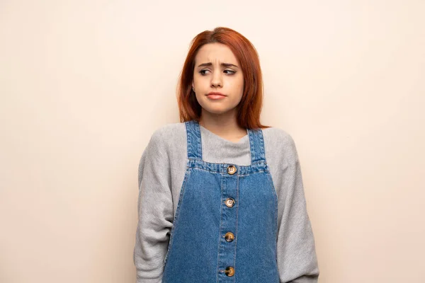 Jovem Ruiva Mulher Sobre Fundo Isolado Fazendo Gesto Sem Importância — Fotografia de Stock