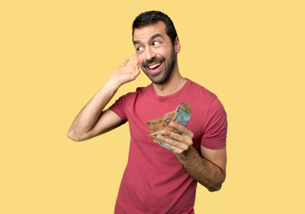 Hombre Tomando Montón Dinero Escuchando Algo Poniendo Mano Oreja Sobre — Foto de Stock
