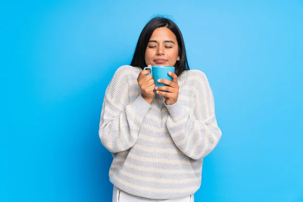 Junge Kolumbianische Mädchen Mit Pullover Hält Eine Heiße Tasse Kaffee — Stockfoto