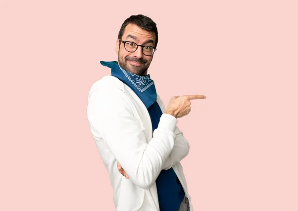 Hombre Guapo Con Gafas Apuntando Con Dedo Hacia Lado Posición —  Fotos de Stock