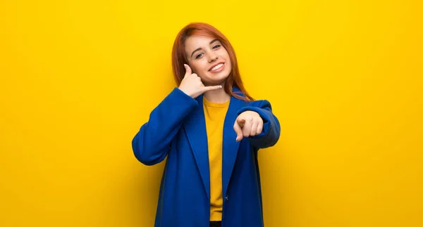 Giovane Donna Rossa Con Trench Che Gesto Del Telefono Punta — Foto Stock