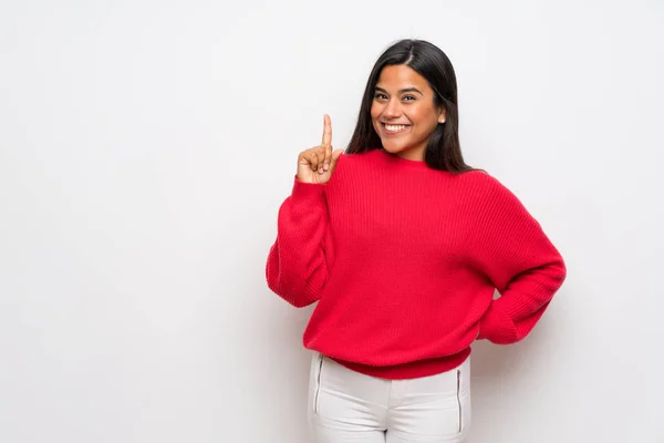 Junge Kolumbianische Mädchen Mit Rotem Pullover Zeigt Und Hebt Einen — Stockfoto