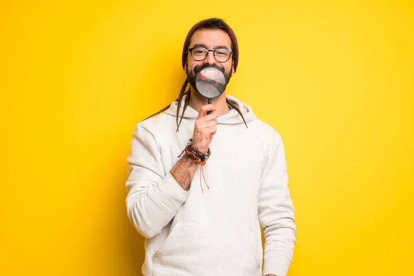 Hippie Homem Com Dreadlocks Tomando Uma Lupa Mostrando Dentes Através — Fotografia de Stock
