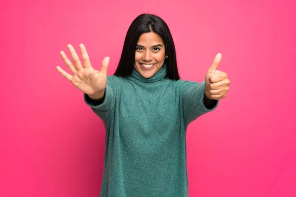 Colombiaans Meisje Met Groene Trui Tellen Zes Met Vingers — Stockfoto