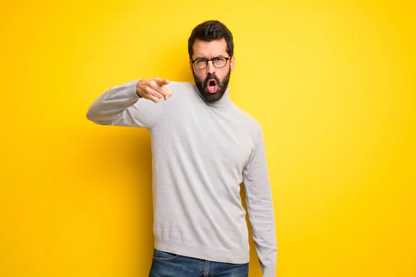 Man Met Baard Coltrui Gefrustreerd Door Een Slechte Situatie Wijzend — Stockfoto