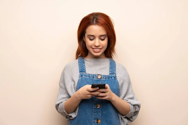 Fiatal Vöröshajú Küldött Egy Üzenetet Mobil Elszigetelt Háttér — Stock Fotó