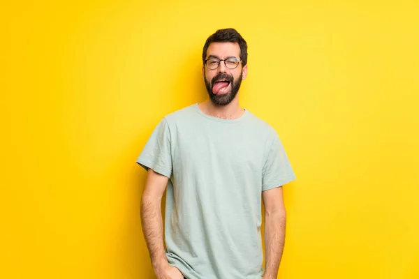Homem Com Barba Camisa Verde Mostrando Língua Câmera Com Olhar — Fotografia de Stock