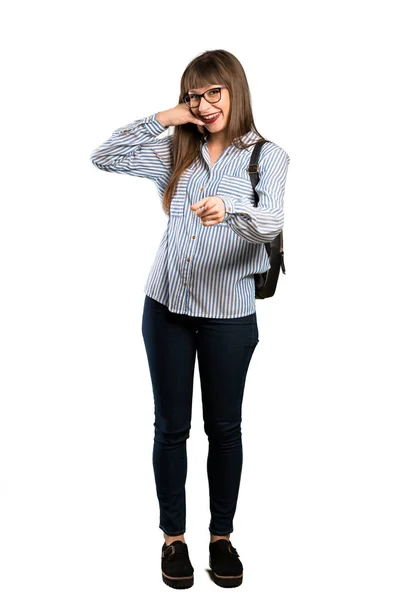Tiro Comprimento Total Mulher Com Óculos Fazendo Gesto Telefone Apontando — Fotografia de Stock