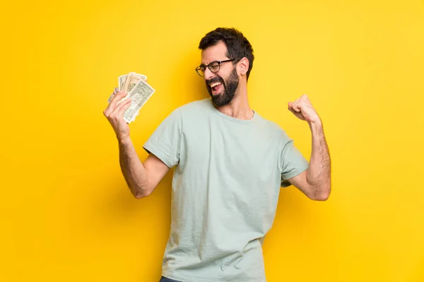 Man Met Baard Groen Overhemd Nemen Alot Money — Stockfoto