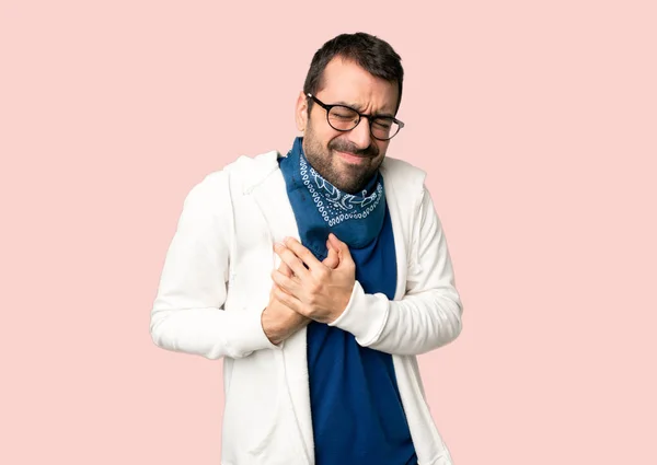Hombre Guapo Con Gafas Que Tiene Dolor Corazón Sobre Fondo —  Fotos de Stock