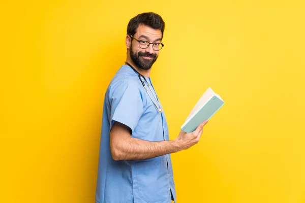 Chirurg Dokter Man Een Boek Houden Genieten Van Lezing — Stockfoto