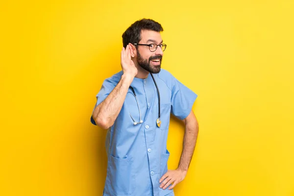 Χειρουργός Γιατρός Άνθρωπος Ακούει Κάτι Βάζοντας Χέρι Στο Αυτί — Φωτογραφία Αρχείου