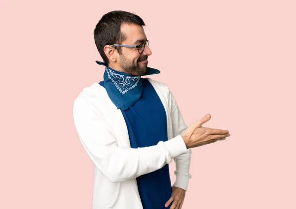 Hombre Guapo Con Gafas Apretón Manos Después Buen Trato Fondo —  Fotos de Stock