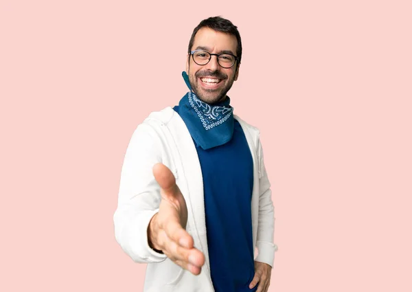 Hombre Guapo Con Gafas Estrechando Las Manos Para Cerrar Una —  Fotos de Stock