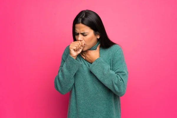 Colombiaans Meisje Met Groene Trui Lijden Met Hoest Gevoel Slecht — Stockfoto