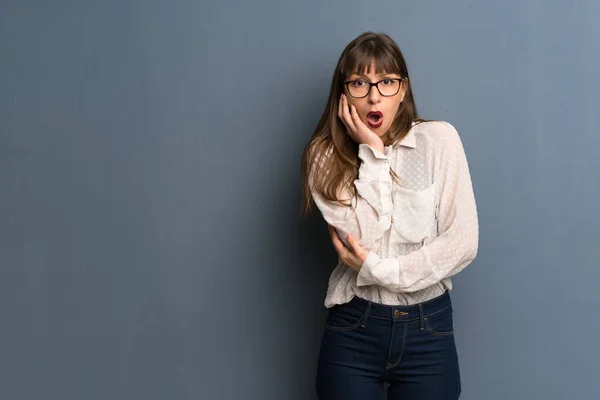 Donna Con Gli Occhiali Sopra Muro Blu Sorpreso Scioccato Mentre — Foto Stock