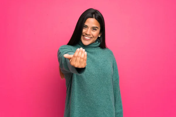 Junge Kolumbianische Mädchen Mit Grünem Pullover Einladend Mit Hand Kommen — Stockfoto