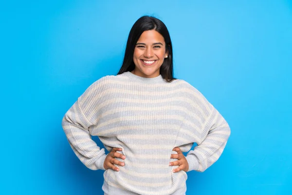 Colombianen Met Trui Poseren Met Armen Bij Hip Glimlachen — Stockfoto