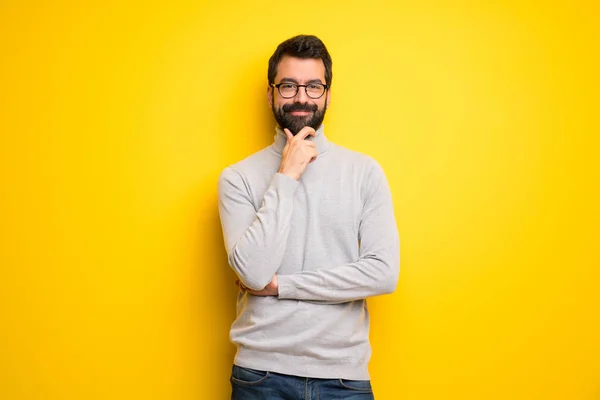 Hombre Con Barba Cuello Alto Sonriendo Mirando Frente Con Cara —  Fotos de Stock