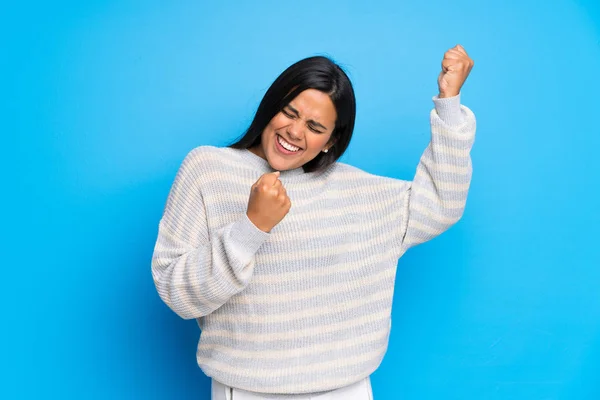 Giovane Ragazza Colombiana Con Maglione Che Celebra Una Vittoria — Foto Stock