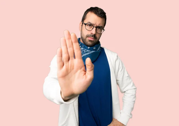 Bonito Homem Com Óculos Fazendo Parar Gesto Negando Uma Situação — Fotografia de Stock