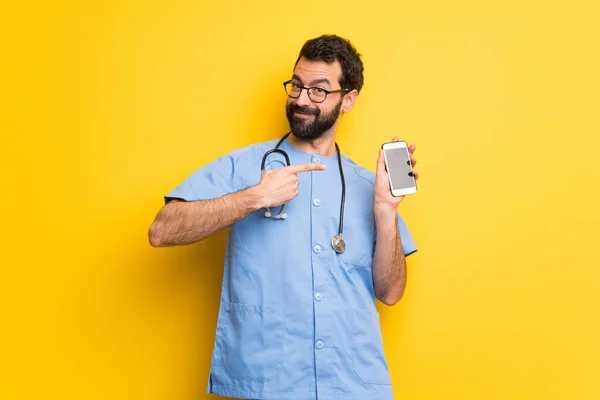 Хірург Лікар Людина Щасливий Вказує Мобільний — стокове фото