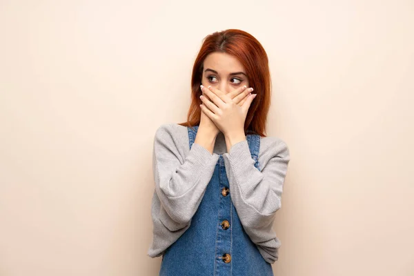 Mulher Ruiva Jovem Sobre Fundo Isolado Cobrindo Boca Com Mãos — Fotografia de Stock