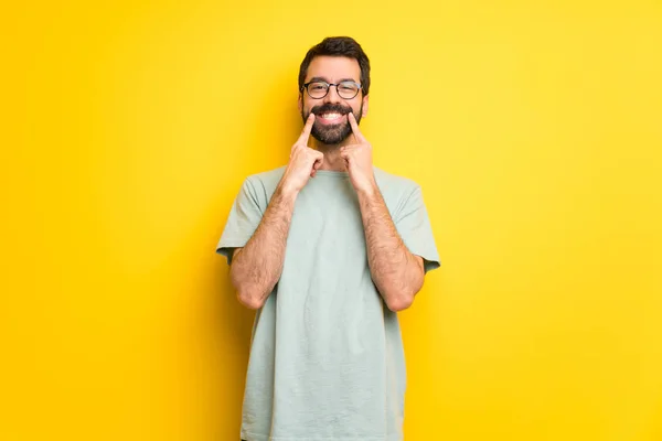 Homem Com Barba Camisa Verde Sorrindo Com Uma Expressão Feliz — Fotografia de Stock