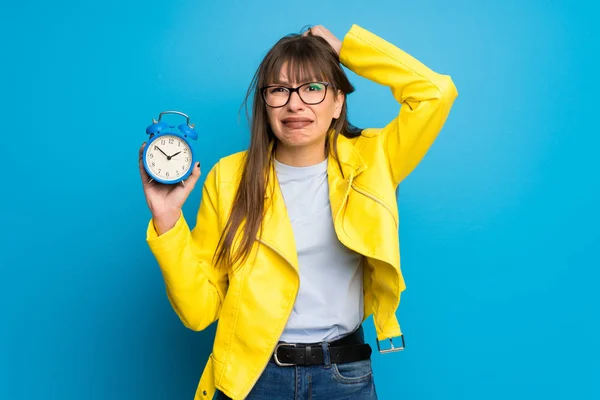 Jovem Mulher Com Casaco Amarelo Fundo Azul Inquieto Porque Tornou — Fotografia de Stock