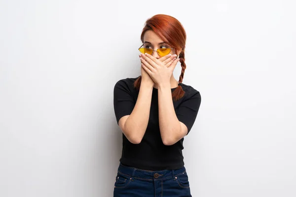 Mulher Ruiva Jovem Sobre Parede Branca Cobrindo Boca Olhando Para — Fotografia de Stock