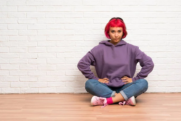 Mujer Joven Con Pelo Rosa Sentado Suelo Enojado — Foto de Stock