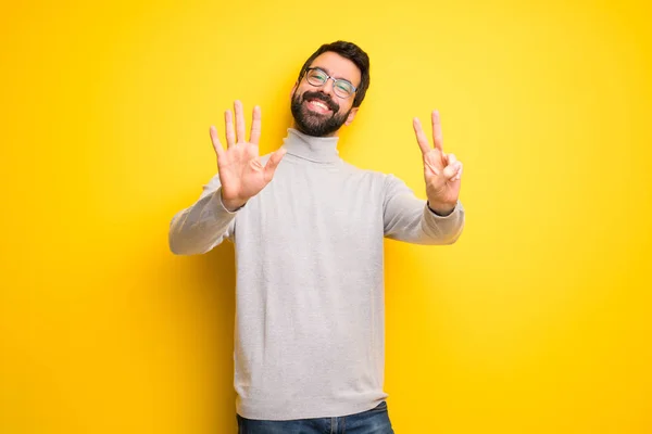 Hombre Con Barba Cuello Alto Contando Siete Con Los Dedos — Foto de Stock