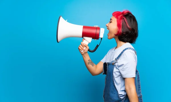 Jonge Vrouw Met Roze Haren Blauwe Muur Schreeuwen Door Een — Stockfoto