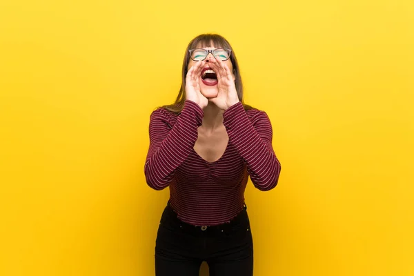 Bağırarak Bir Şey Ilan Sarı Duvarın Üzerinden Gözlüklü Kadın — Stok fotoğraf