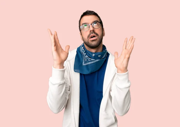 Hombre Guapo Con Gafas Frustrado Por Una Mala Situación Sobre —  Fotos de Stock