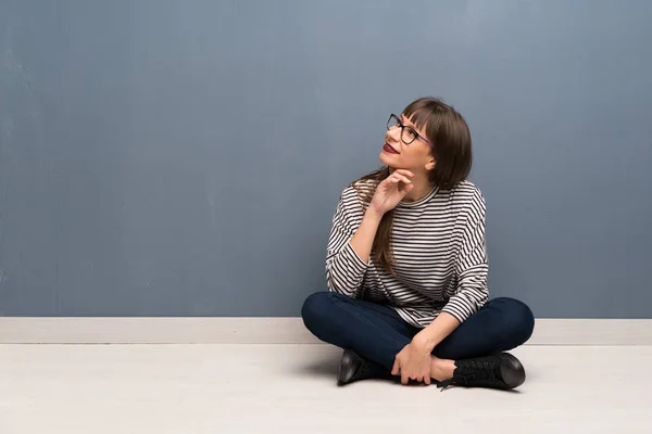 Bir Fikir Ararken Süre Düşünme Katta Oturan Gözlüklü Kadın — Stok fotoğraf