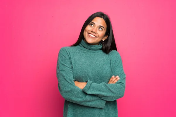 Junges Kolumbianisches Mädchen Mit Grünem Pullover Schaut Lächelnd Auf — Stockfoto