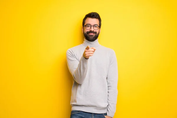 Man Met Baard Coltrui Punten Vinger Naar Met Een Vertrouwen — Stockfoto